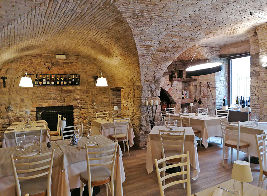 "Osteria del Corso", a pochi metri dalla Basilica di Santa Chiara.