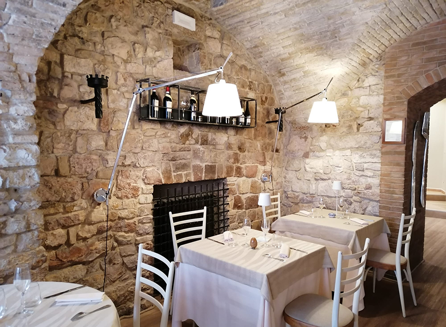 "Osteria del Corso", in una sala storica del XIII secolo.