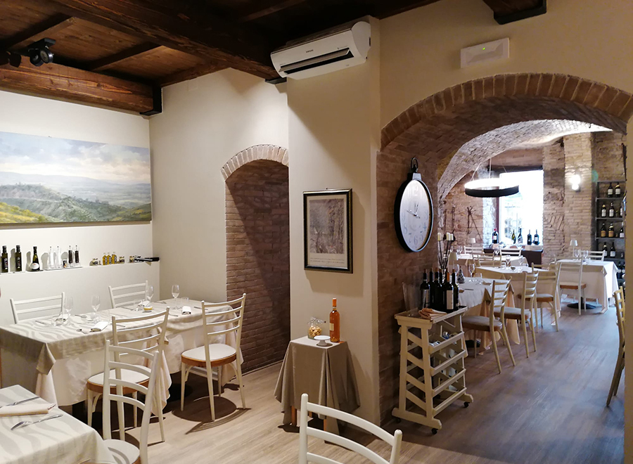 "Osteria del Corso", a pochi metri dalla Basilica di Santa Chiara.